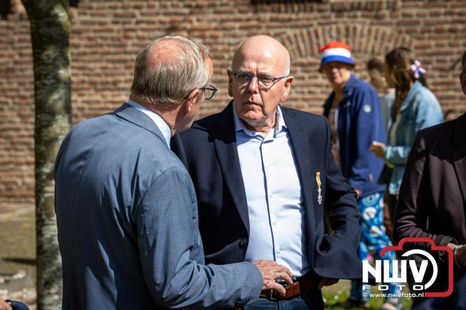 Volle terrassen, bruisende kleedjesmarkt en sportieve Wallenloop: Elburg leeft tijdens koningsdag! - &copy; NWVFoto.nl